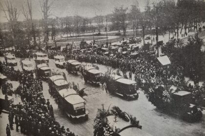 Funerali delle vittime della strage della Fiera di Milano del 1928 con il lungo corteo funebre nelle strade della città.