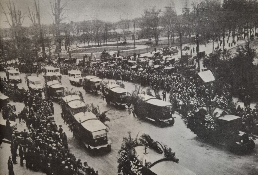 Funerali delle vittime della strage della Fiera di Milano del 1928 con il lungo corteo funebre nelle strade della città.