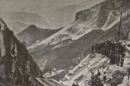 Gigantesco blocco di marmo estratto dalle cave di Carrara destinato allo Stadio della Farnesina di Roma negli anni Trenta.