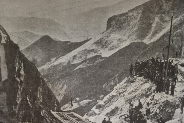 Gigantesco blocco di marmo estratto dalle cave di Carrara destinato allo Stadio della Farnesina di Roma negli anni Trenta.