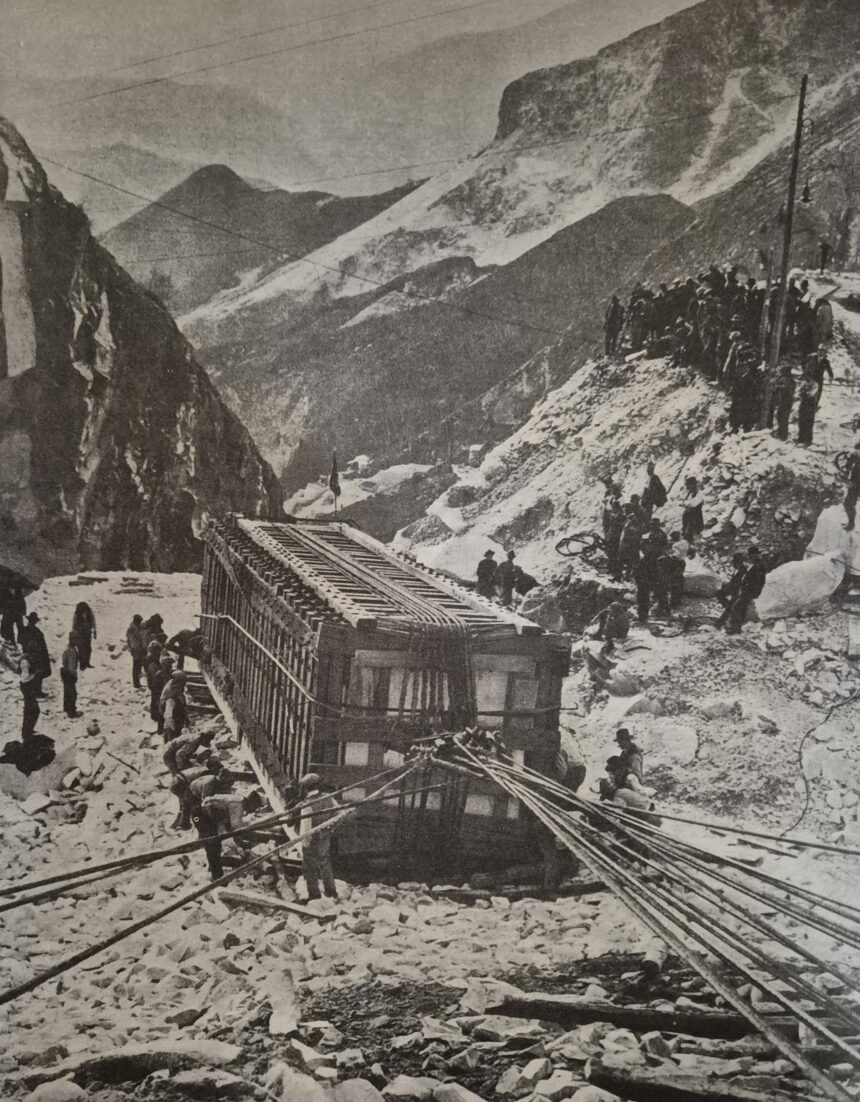 Gigantesco blocco di marmo estratto dalle cave di Carrara destinato allo Stadio della Farnesina di Roma negli anni Trenta.