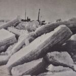 La nave Braganza tra i ghiacci delle Spitzbergen durante le ricerche dei superstiti del dirigibile Italia nel 1928.