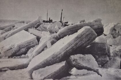 La nave Braganza tra i ghiacci delle Spitzbergen durante le ricerche dei superstiti del dirigibile Italia nel 1928.