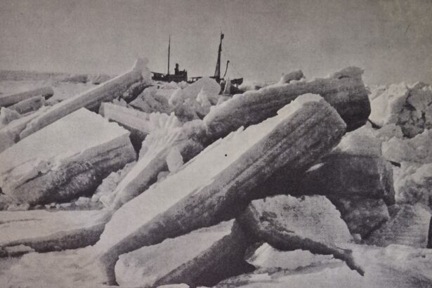 La nave Braganza tra i ghiacci delle Spitzbergen durante le ricerche dei superstiti del dirigibile Italia nel 1928.