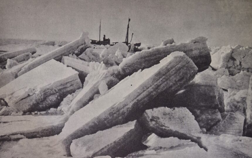 La nave Braganza tra i ghiacci delle Spitzbergen durante le ricerche dei superstiti del dirigibile Italia nel 1928.