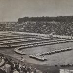 Grande manifestazione del Concorso Ginnastico Femminile del 1928 a Roma con centinaia di partecipanti nello stadio.