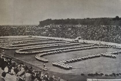 Grande manifestazione del Concorso Ginnastico Femminile del 1928 a Roma con centinaia di partecipanti nello stadio.
