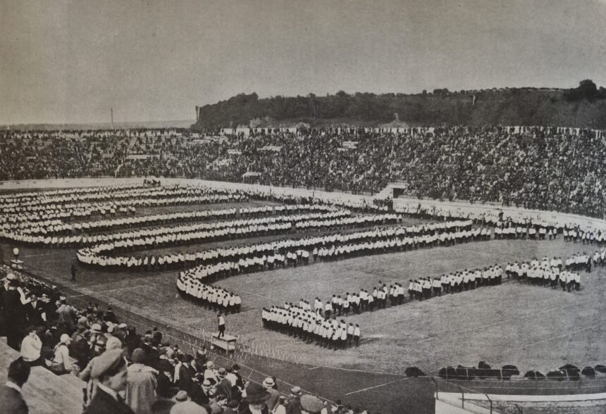 Grande manifestazione del Concorso Ginnastico Femminile del 1928 a Roma con centinaia di partecipanti nello stadio.
