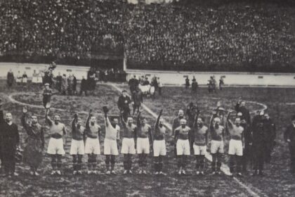 La Nazionale italiana di calcio del 1928 prima della storica vittoria contro l’Ungheria a Budapest.