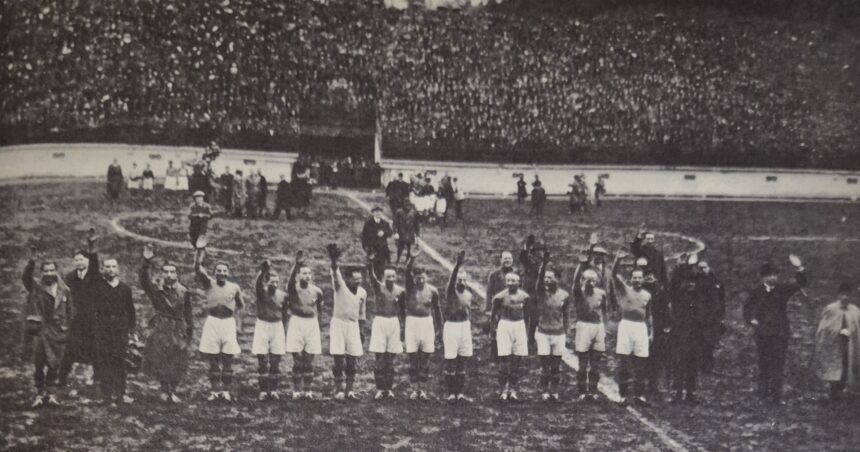 La Nazionale italiana di calcio del 1928 prima della storica vittoria contro l’Ungheria a Budapest.